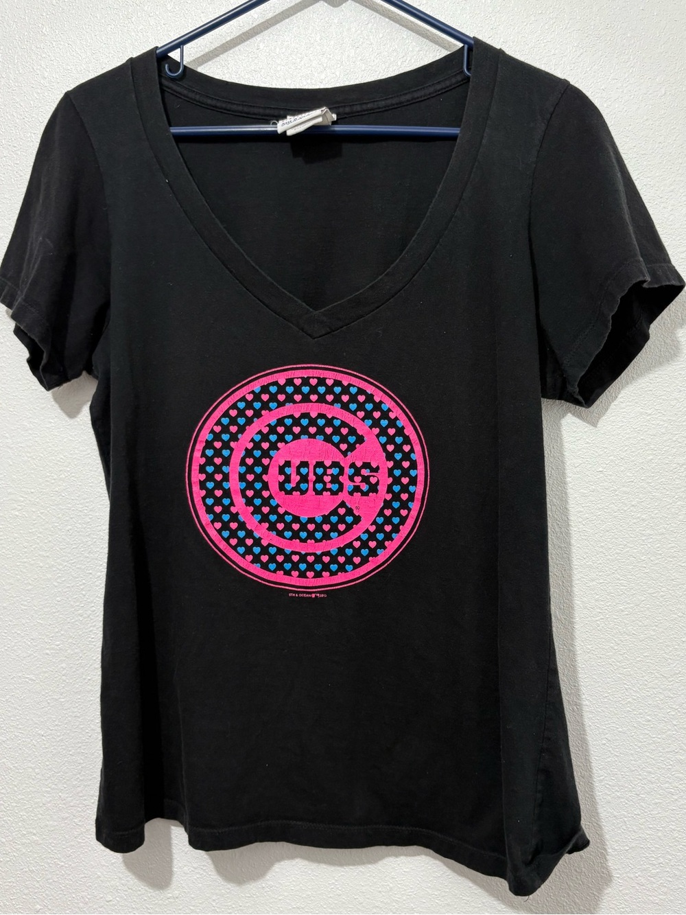Black Shirt Cubs Hot Pink Fan Graphics V-Neck T-shirt Women's Size XL